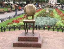 Памятник 12 стулу в центре Одессы